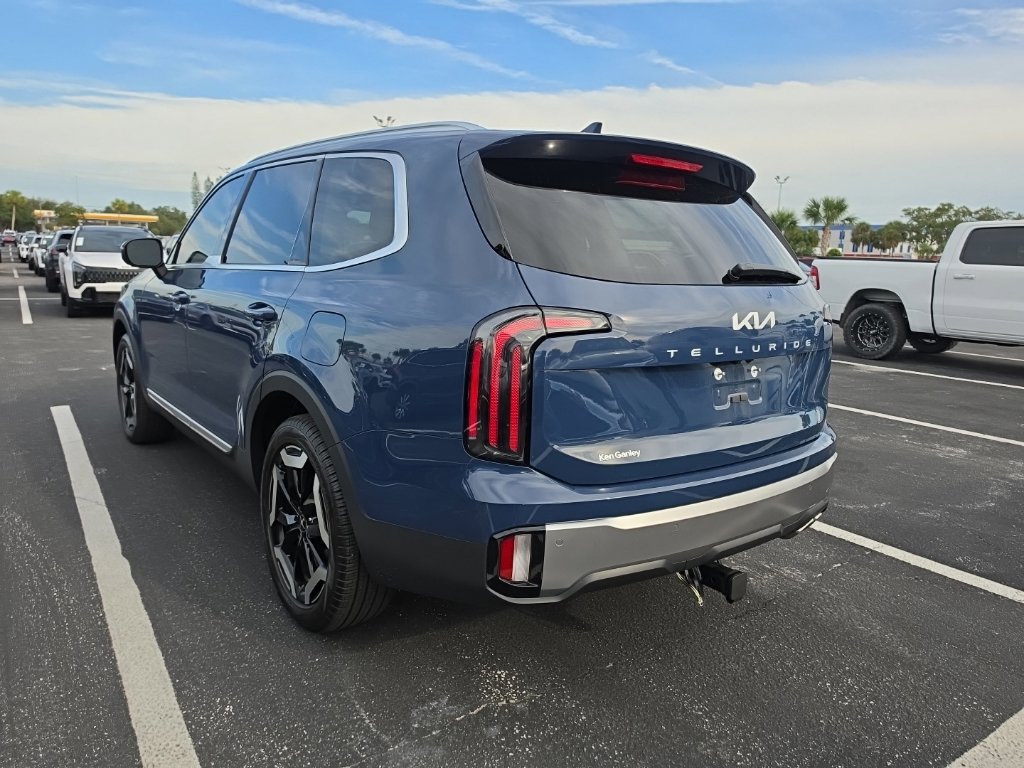 Certified 2025 Kia Telluride EX w/ EX Captain's Chair Package FWD image 13