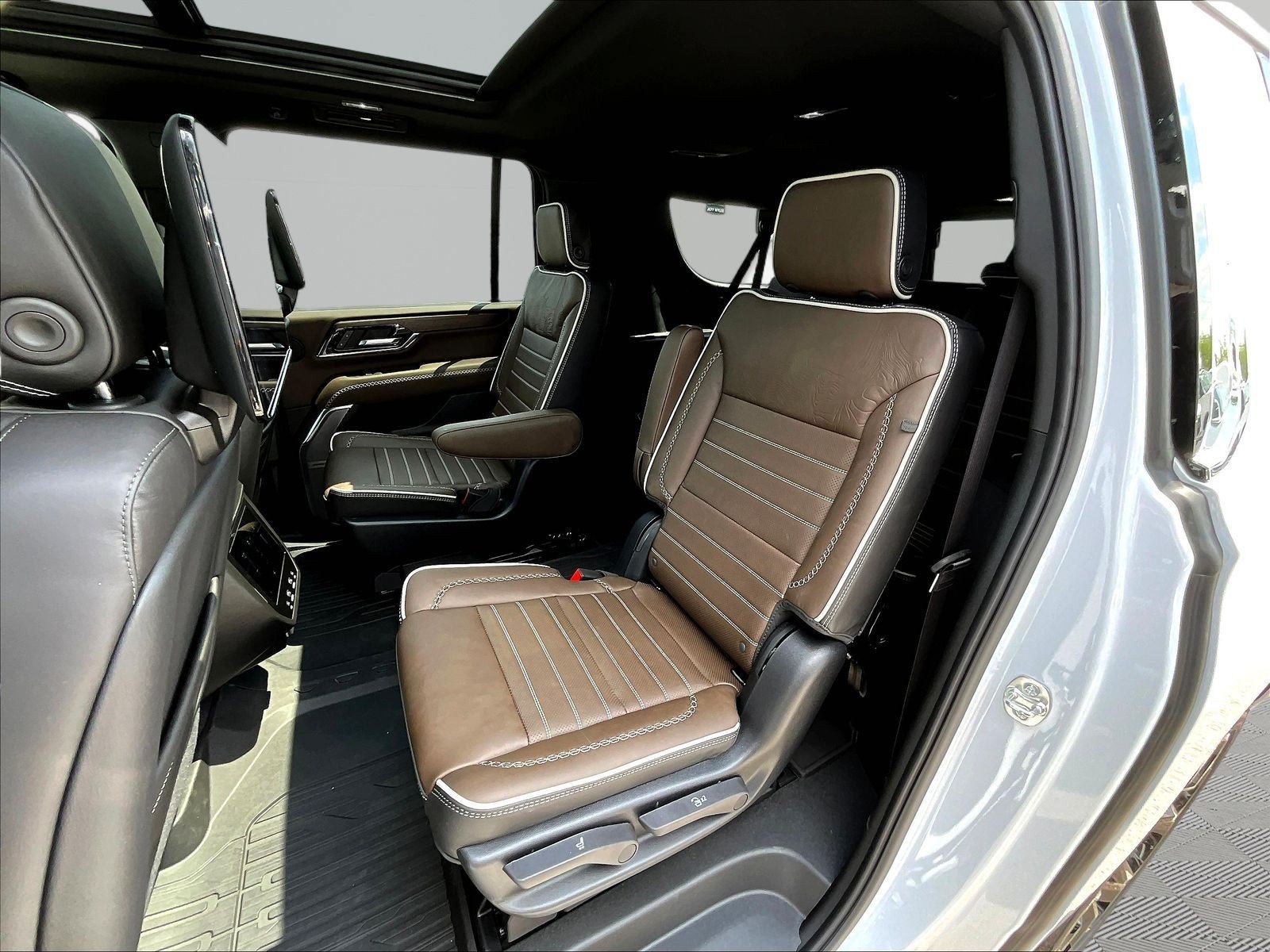 New 2026 GMC Yukon XL Denali Ultimate w/ LPO, Floor Liner Package AWD/4WD image 17
