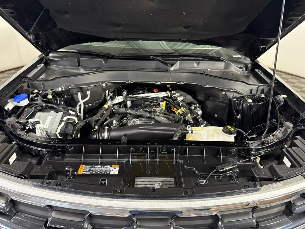 Used 2025 Ford Explorer Active AWD/4WD image 4
