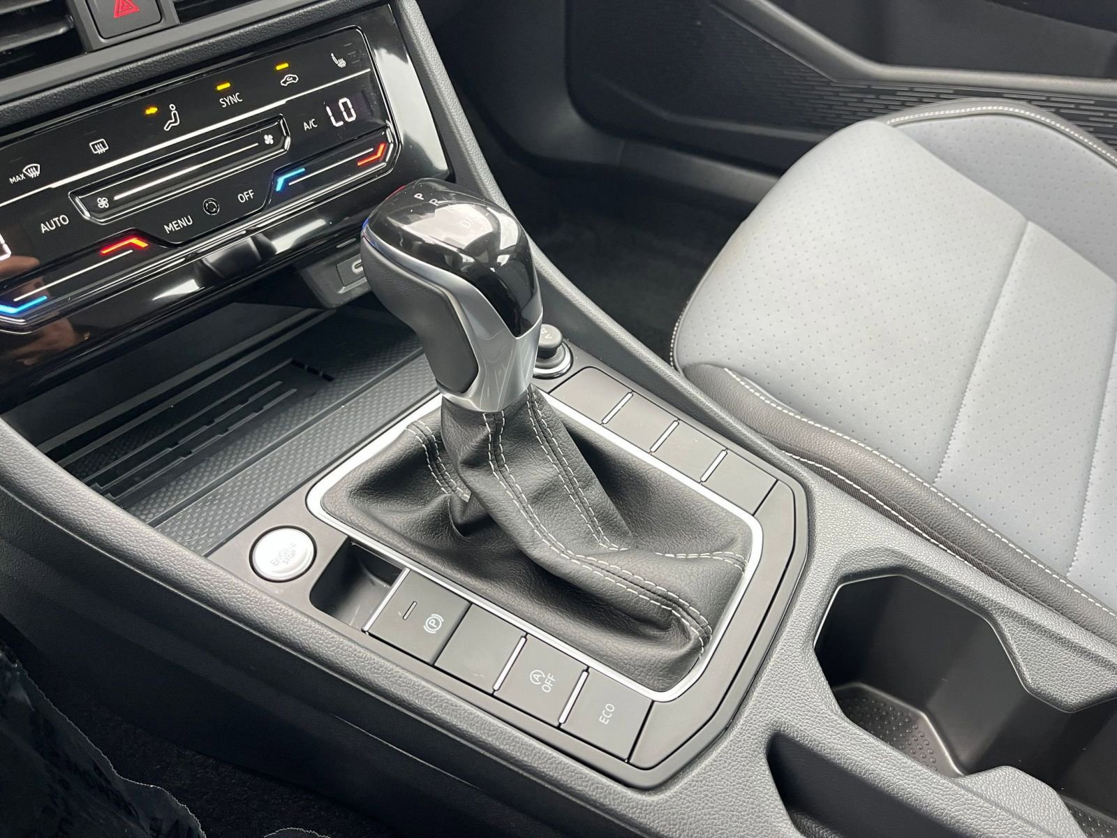 Used 2025 Volkswagen Jetta SE image 40