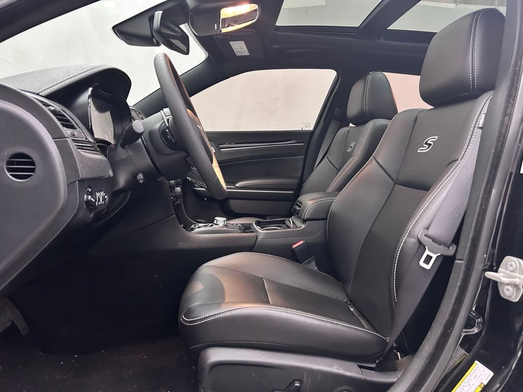 Used 2023 Chrysler 300 S w/ Comfort Group RWD image 11