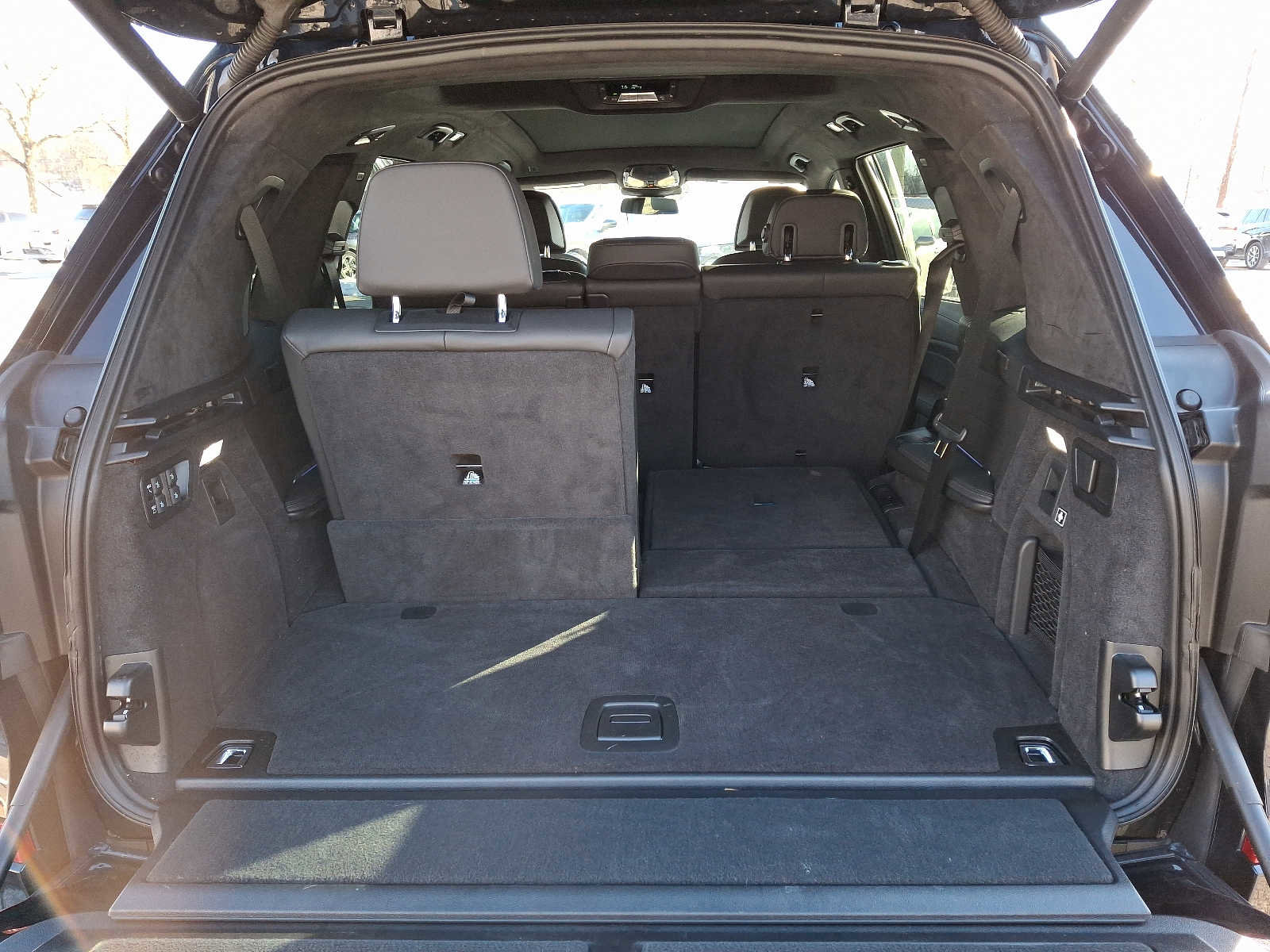 Used 2024 BMW X7 M60i w/ Climate Comfort Package image 29