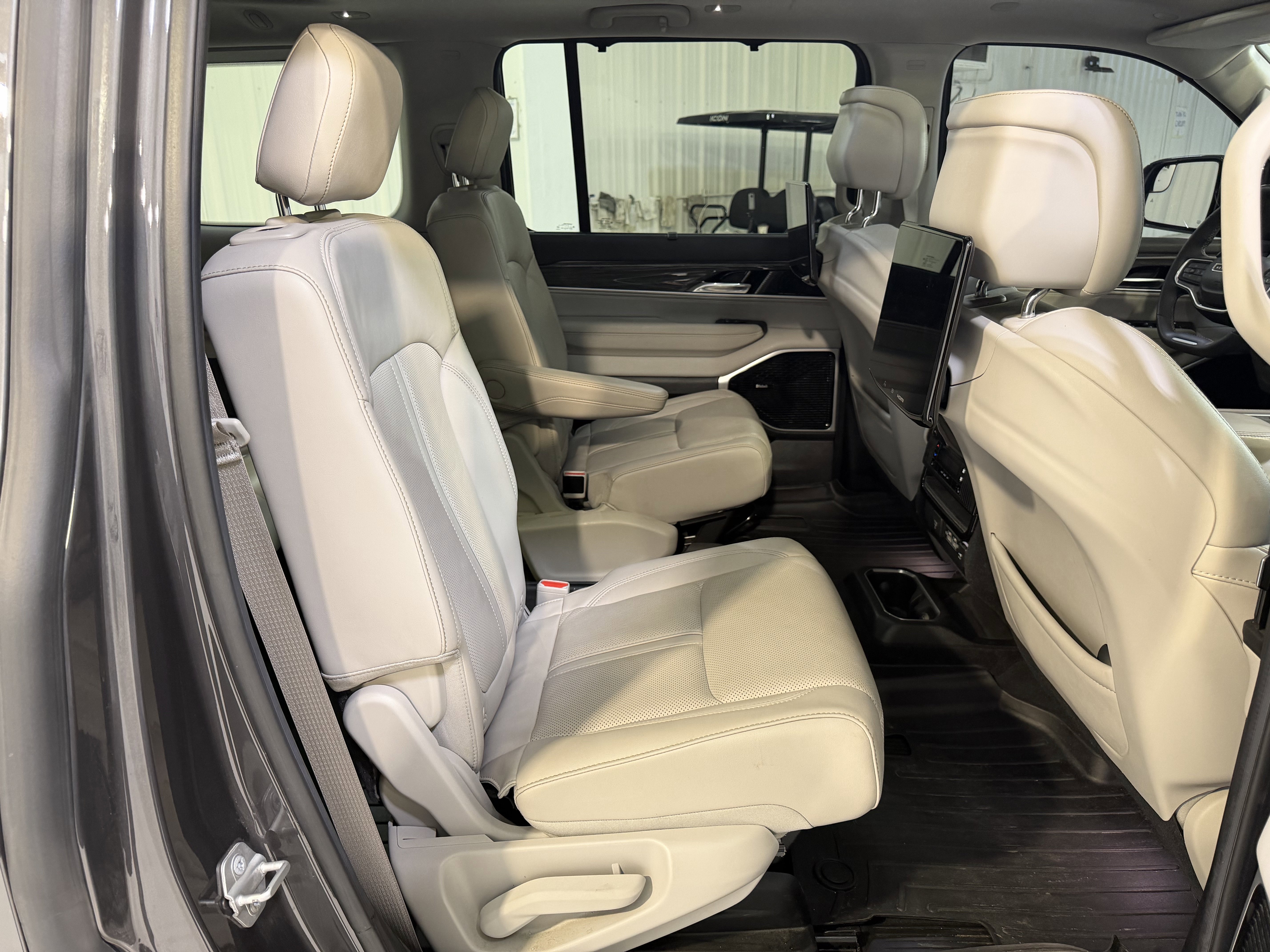 Used 2022 Jeep Wagoneer Series III w/ Premium Group I AWD/4WD image 12
