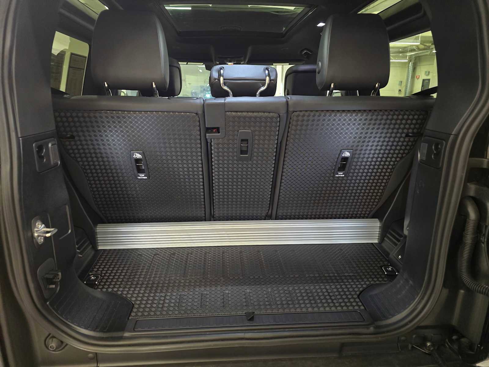 Used 2025 Land Rover Defender 90 X-Dynamic SE image 16