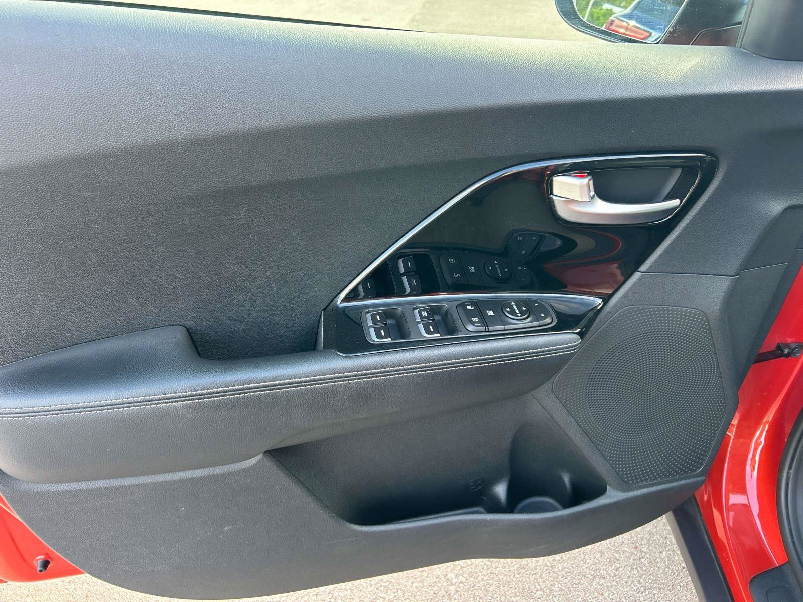 Used 2022 Kia Niro LXS FWD image 23