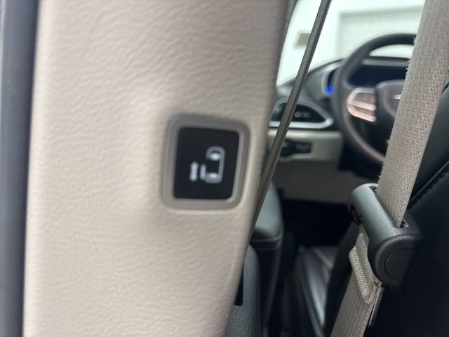 Used 2023 Chrysler Pacifica Touring-L FWD image 24