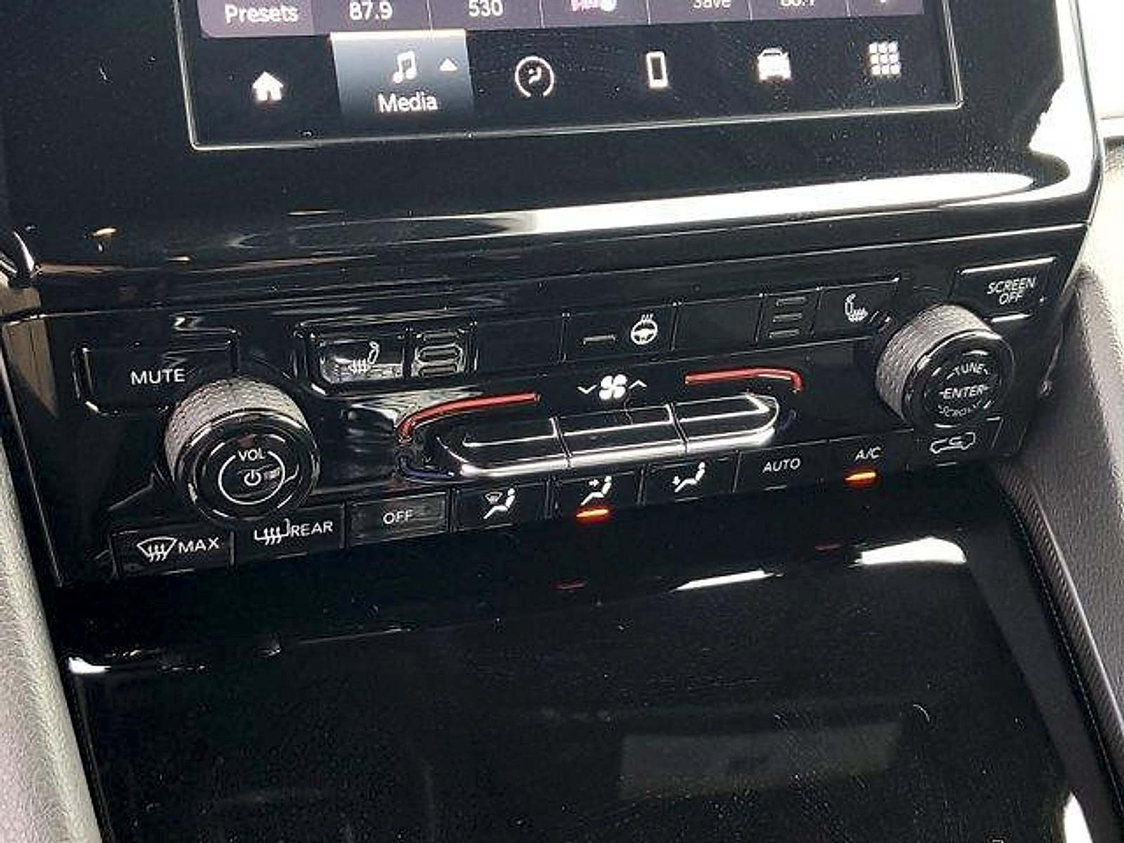 New 2024 Jeep Grand Cherokee L Altitude RWD image 13