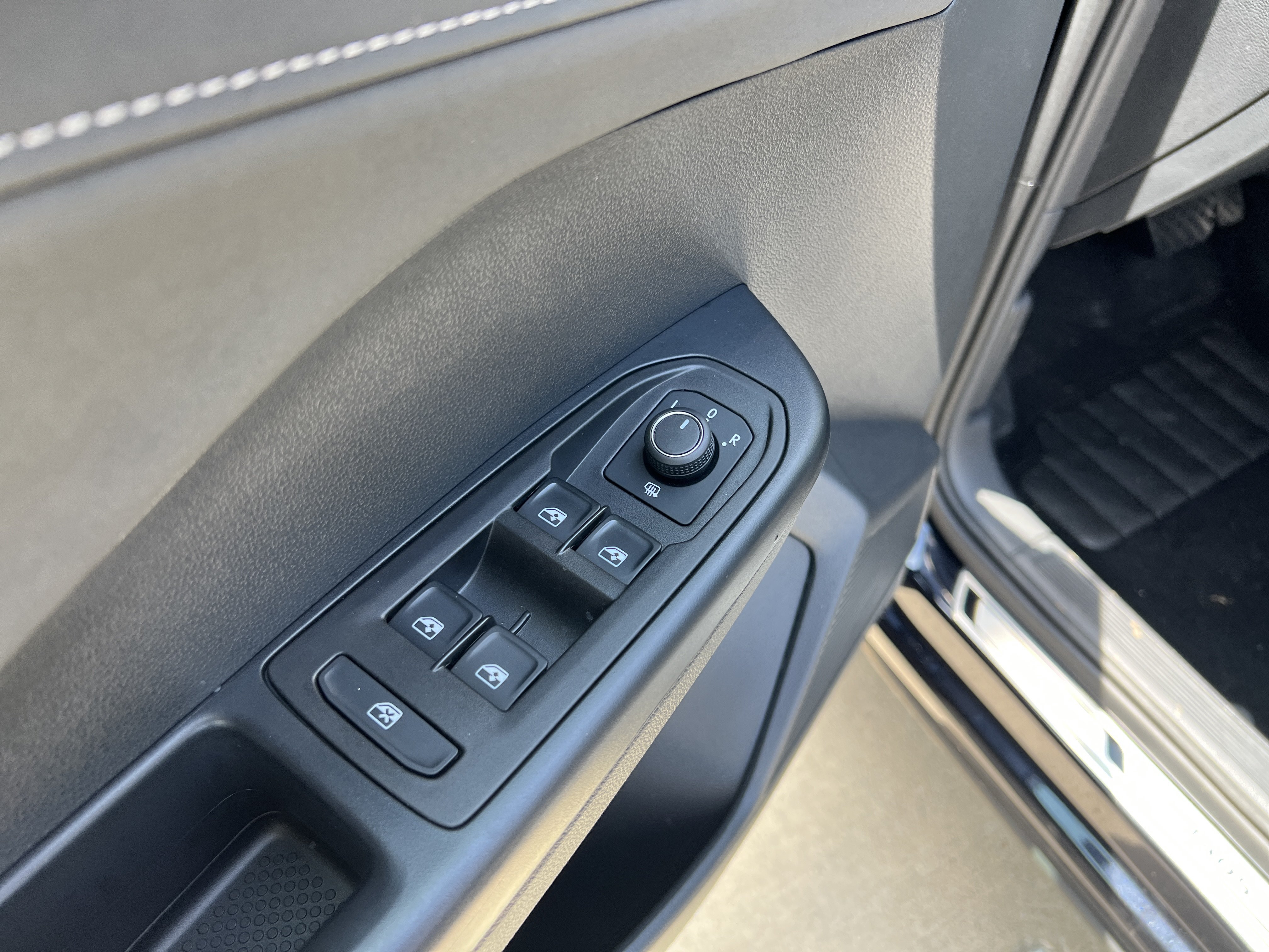 Certified 2025 Volkswagen Taos SE AWD/4WD image 14