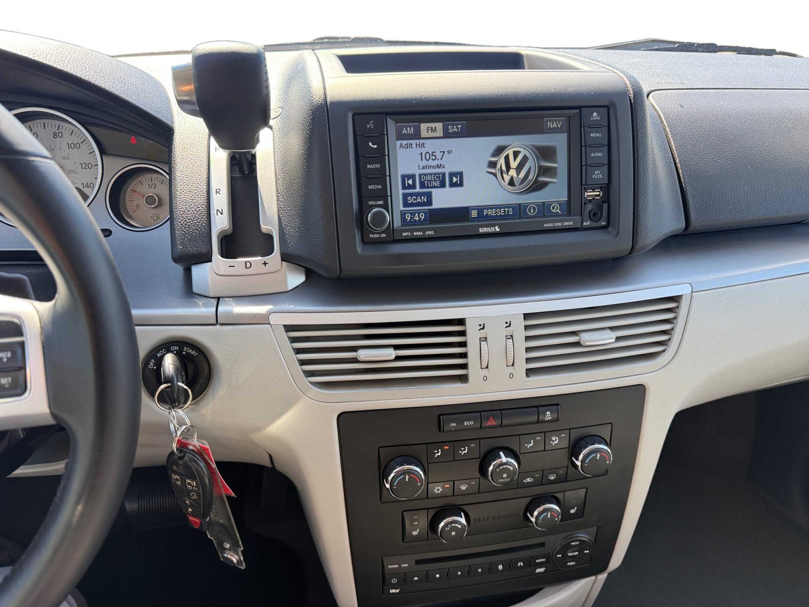 Used 2011 Volkswagen Routan SE FWD image 12