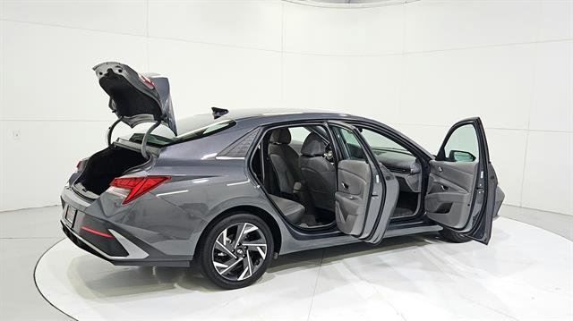 Used 2025 Hyundai Elantra SEL FWD image 32