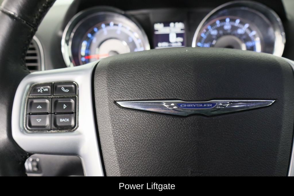 Used 2014 Chrysler Town & Country Touring image 8