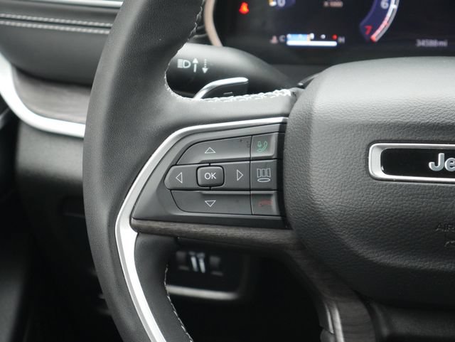 Used 2023 Jeep Grand Cherokee Limited w/ Black Appearance Package AWD/4WD image 17
