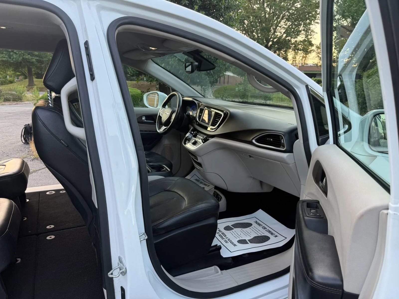Used 2019 Chrysler Pacifica Touring-L FWD image 13