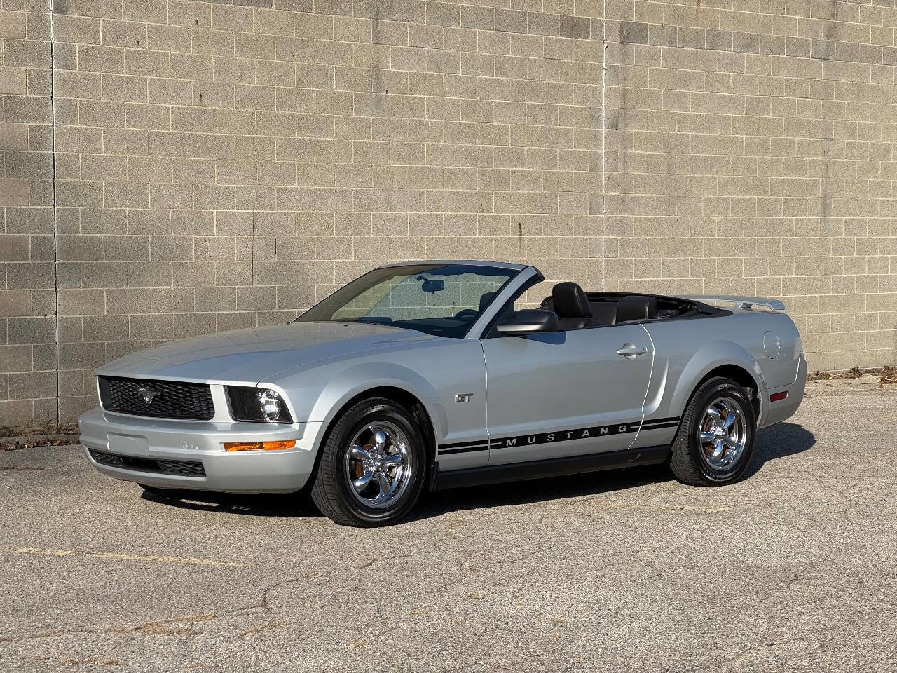 Used 2005 Ford Mustang Convertible image 5