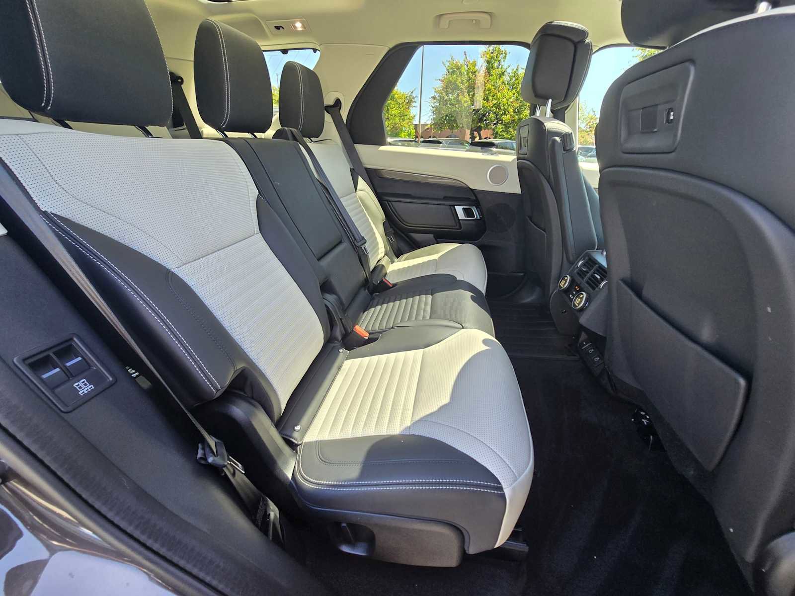 Used 2025 Land Rover Discovery Metropolitan Edition AWD/4WD image 12