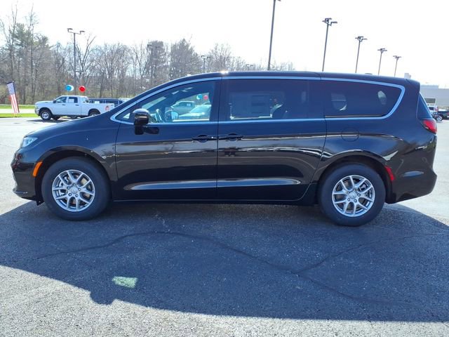 New 2026 Chrysler Pacifica Select image 4