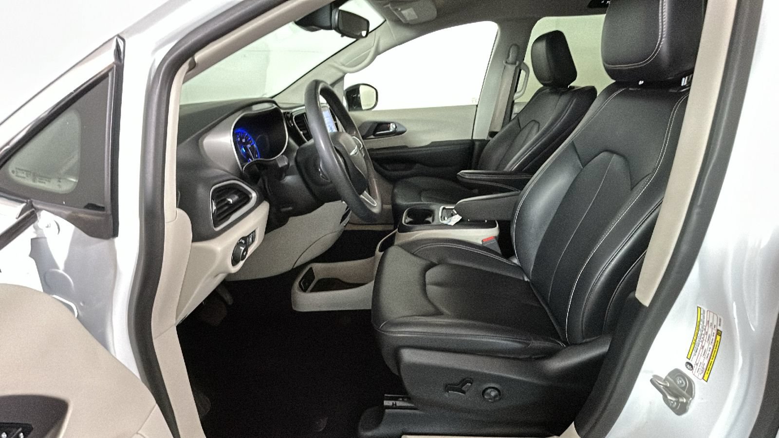 Used 2024 Chrysler Pacifica Touring-L FWD image 12