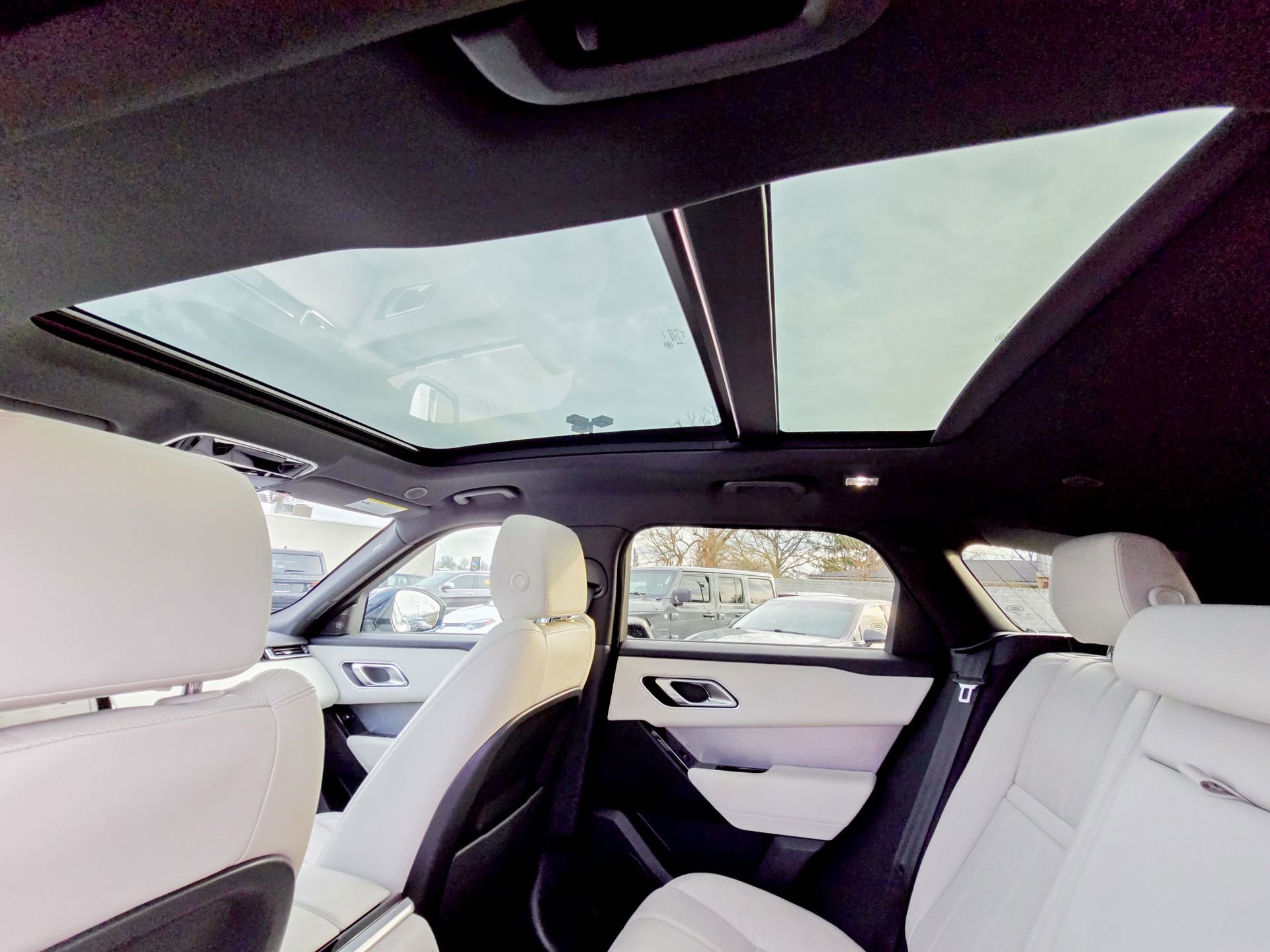 Used 2023 Land Rover Range Rover Velar R-Dynamic S image 41