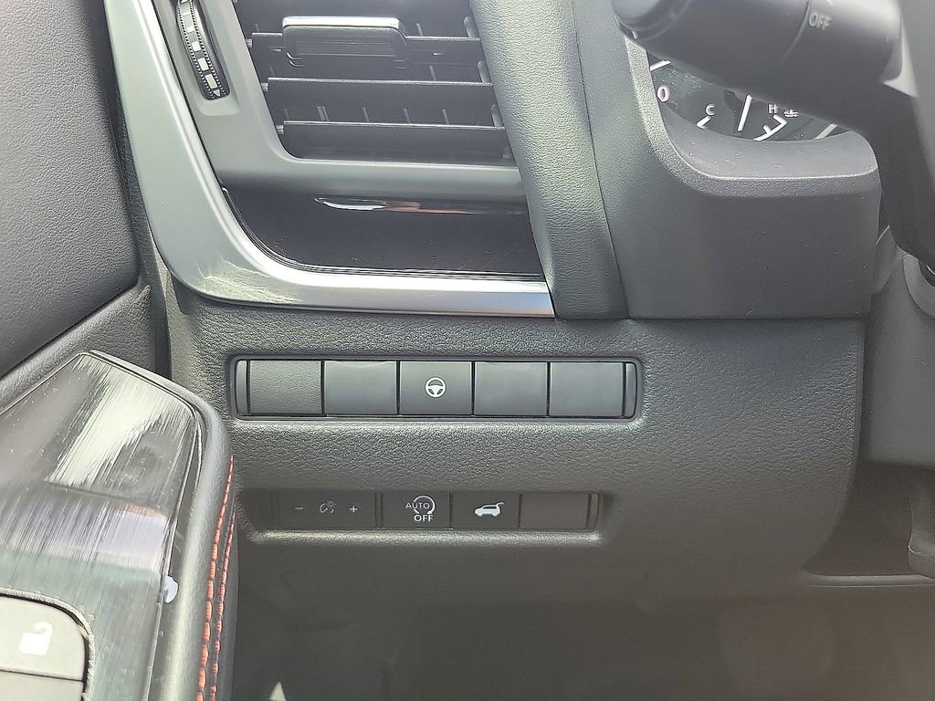 Used 2025 Nissan Rogue SV AWD/4WD image 14