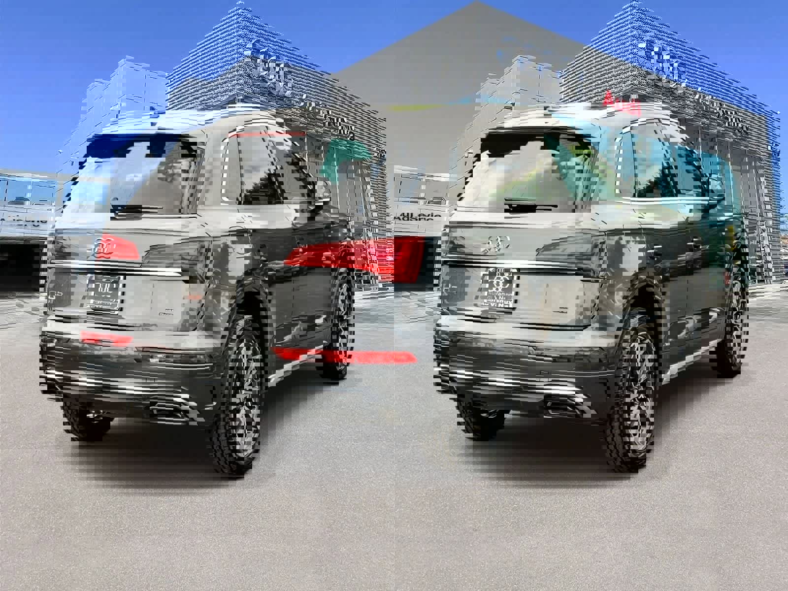 Used 2023 Audi Q5 2.0T Premium w/ Convenience Package image 4