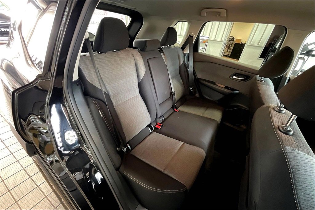 Used 2023 Nissan Rogue SV image 16