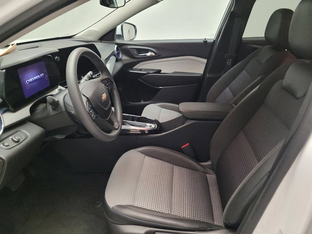 Used 2025 Chevrolet Trax LT FWD image 17