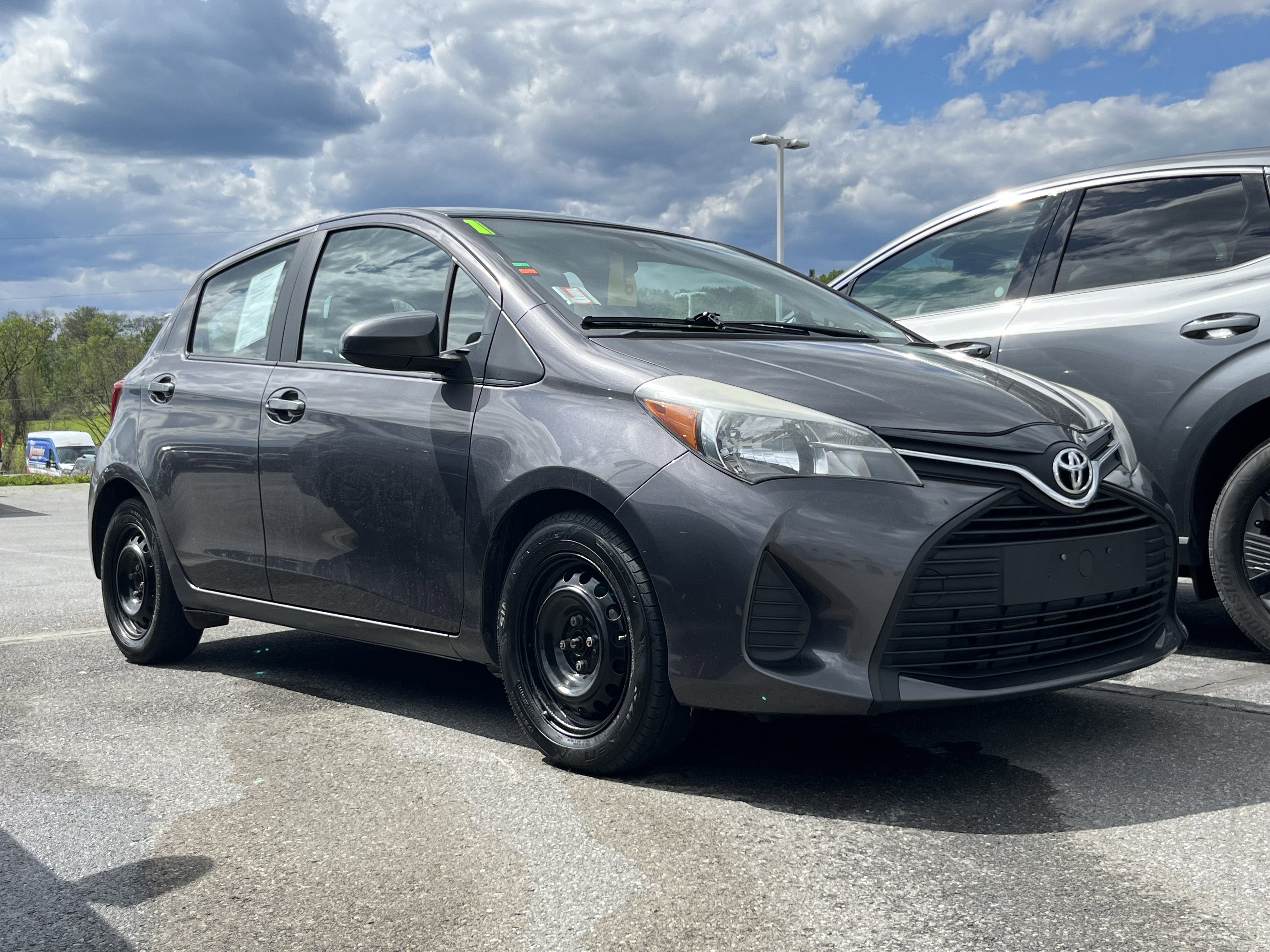 Used 2017 Toyota Yaris L w/ Carpet Mat Package FWD image 1