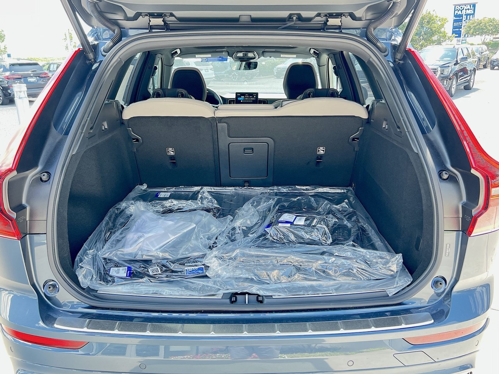 New 2026 Volvo XC60 B5 Plus w/ Protection Package Premier AWD/4WD image 34