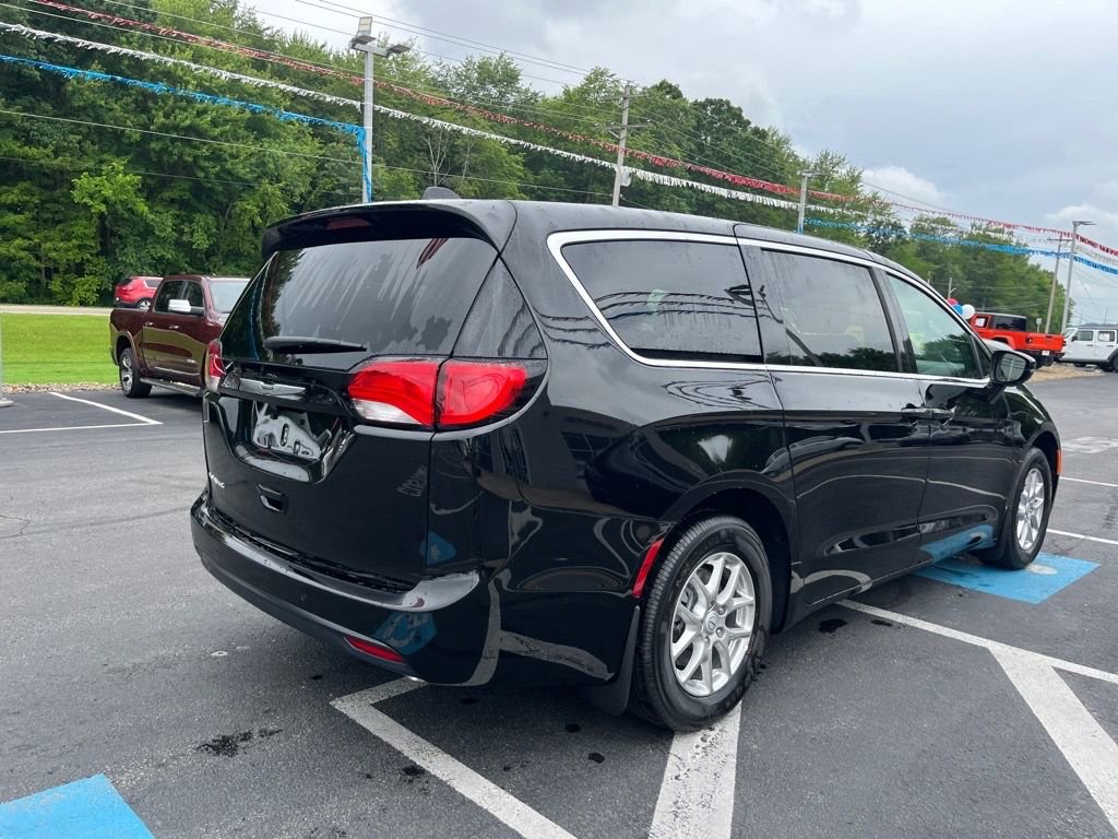 New 2025 Chrysler Voyager LX image 5