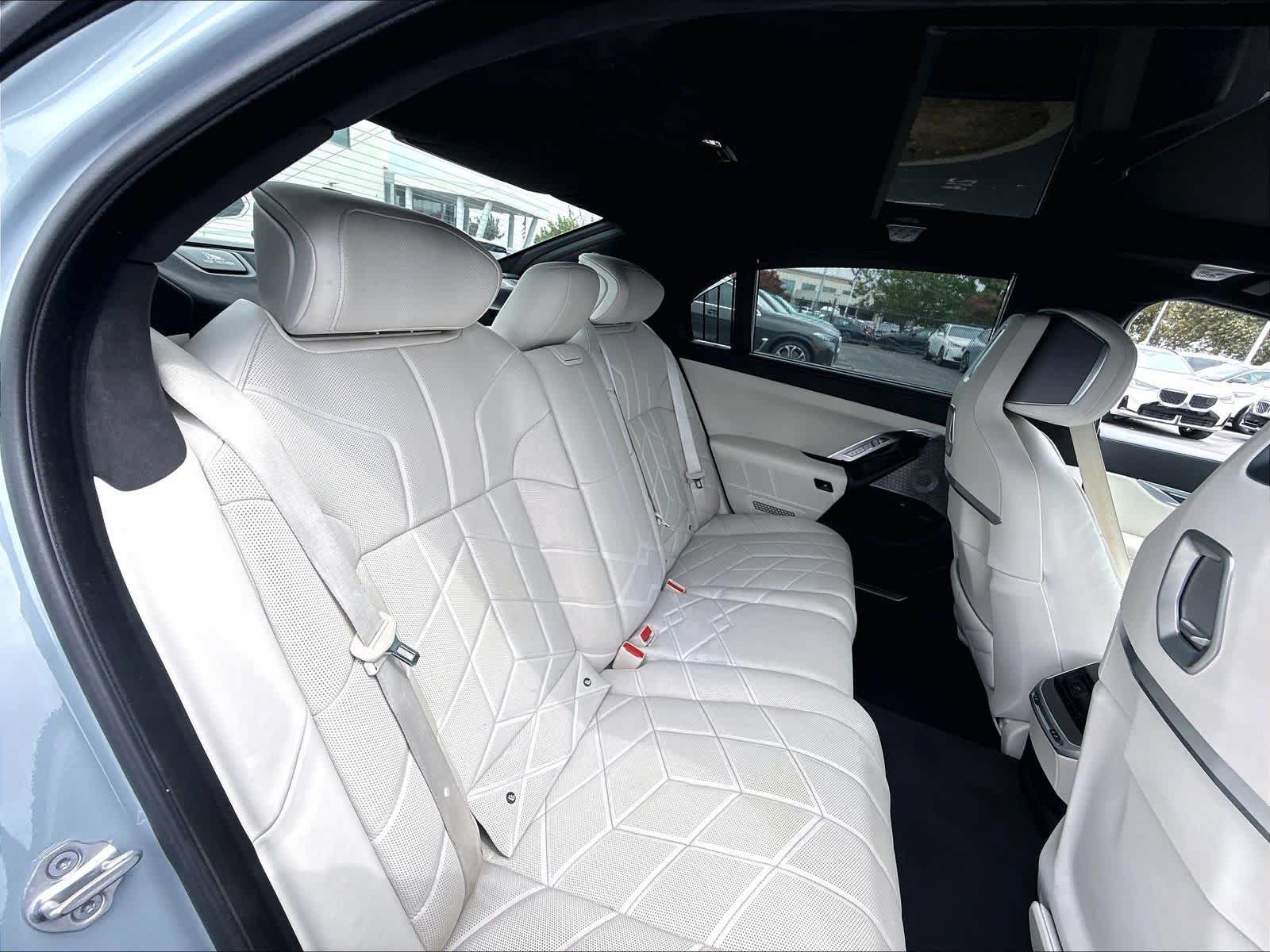 Used 2023 BMW i7 xDrive60 AWD/4WD image 28