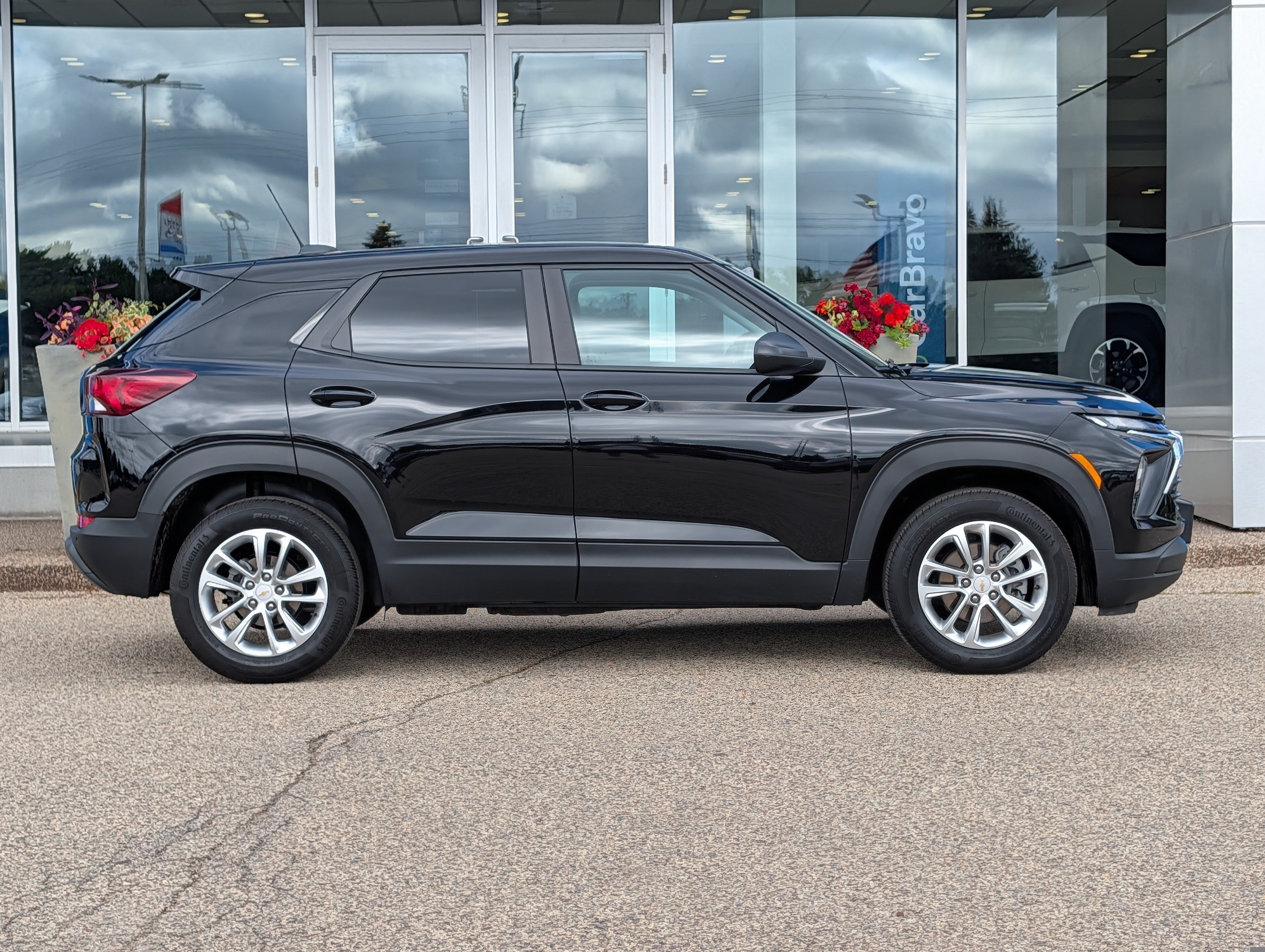 Certified 2025 Chevrolet TrailBlazer LS w/ LS Convenience Package AWD/4WD image 2