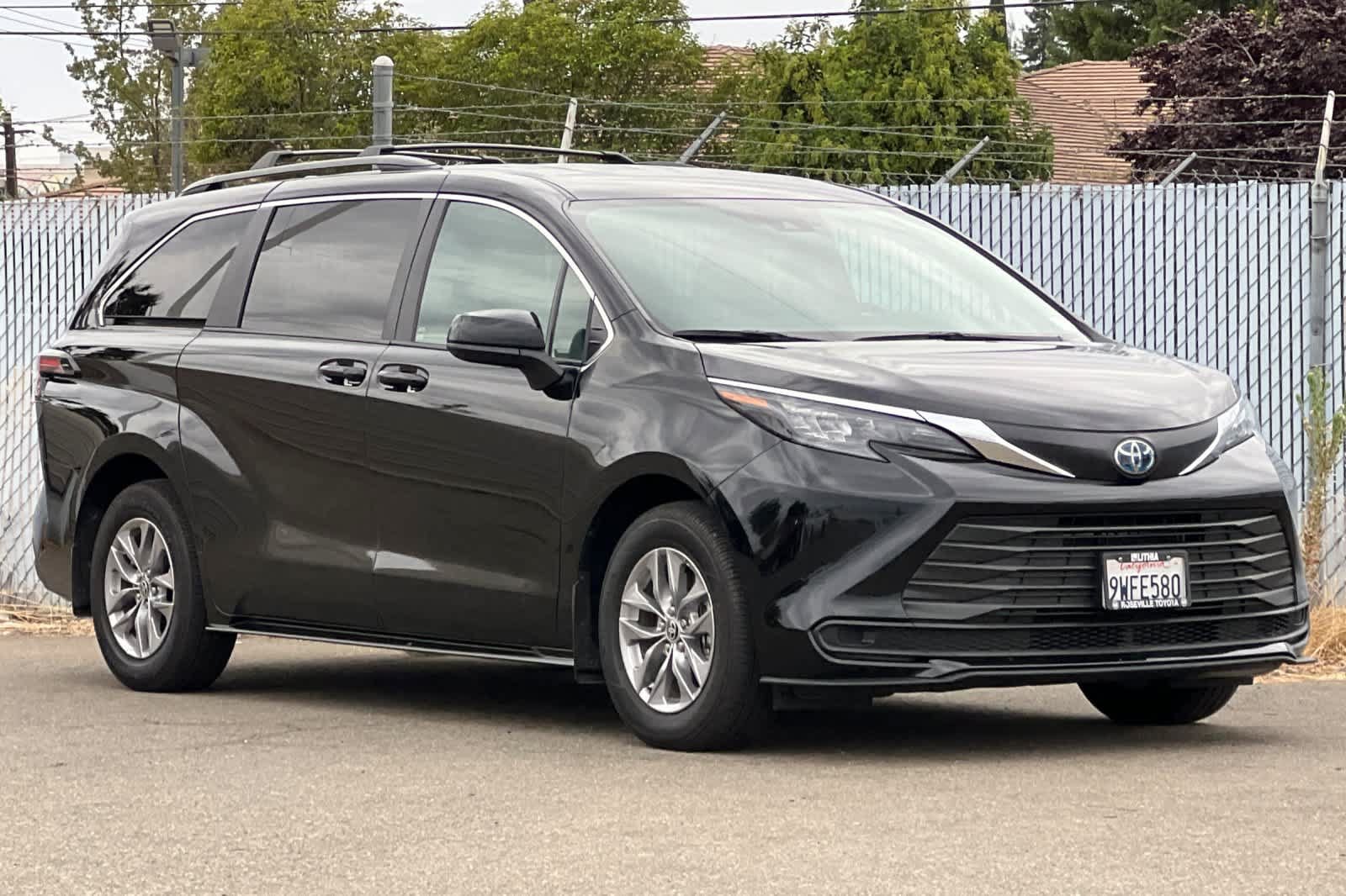 Certified 2025 Toyota Sienna LE FWD image 7