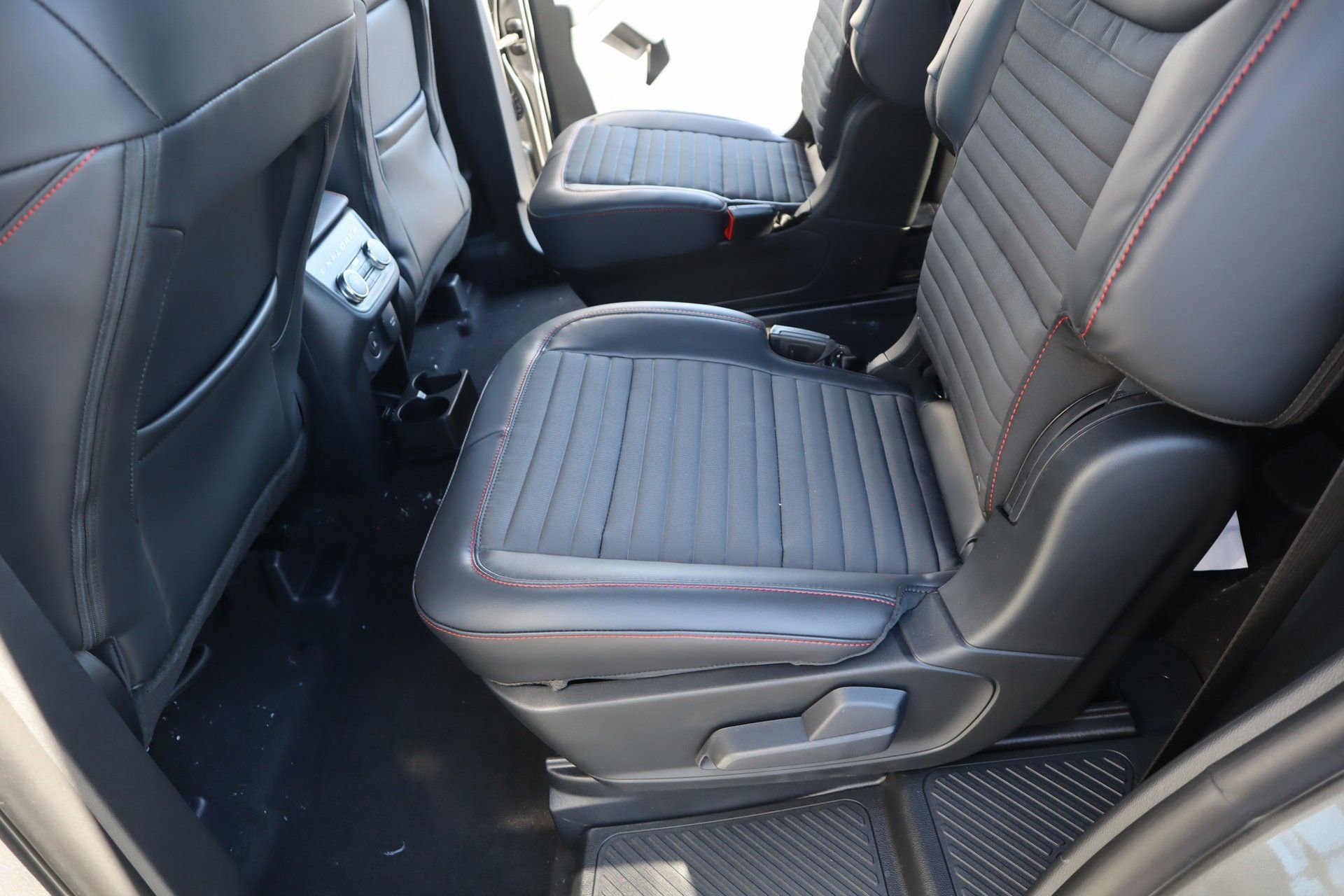 New 2026 Ford Explorer ST-Line w/ ST-Line Street Pack image 13