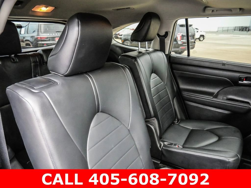 Used 2021 Toyota Highlander XLE AWD/4WD image 23