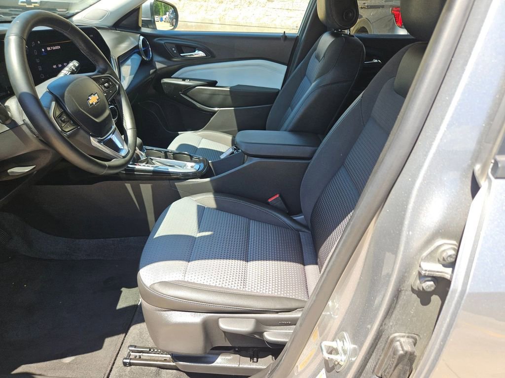 Used 2025 Chevrolet Trax LT w/ LT Convenience Package FWD image 15