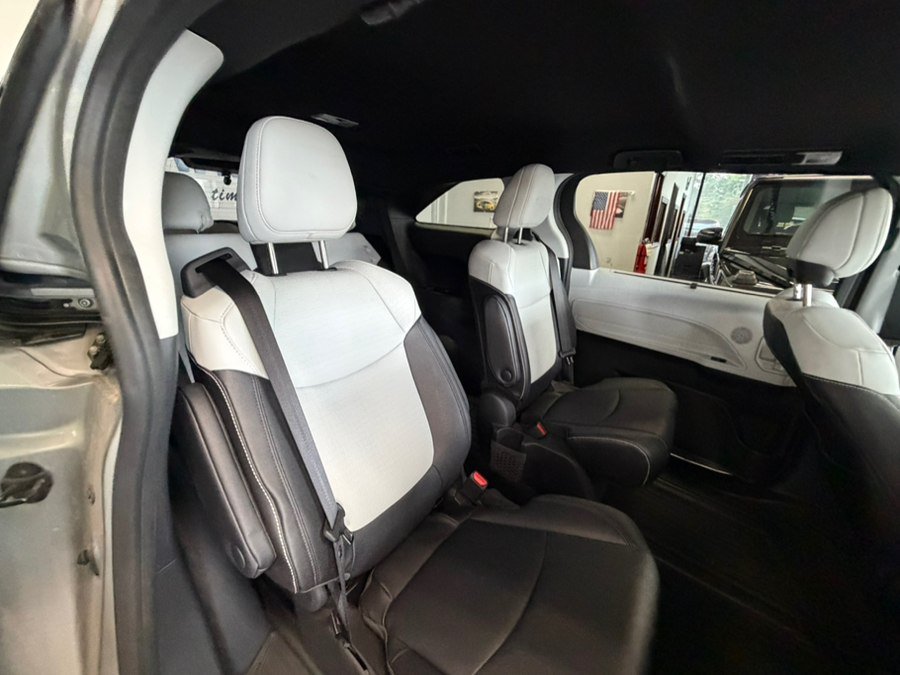 Used 2025 Toyota Sienna XSE FWD image 47