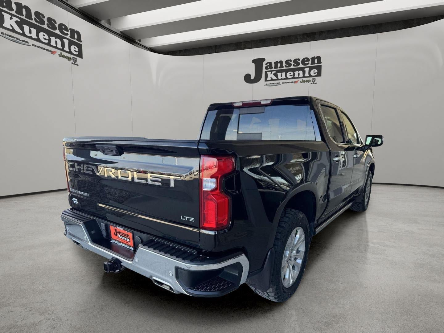 Used 2022 Chevrolet Silverado 1500 LTZ w/ LTZ Convenience Package II AWD/4WD image 3