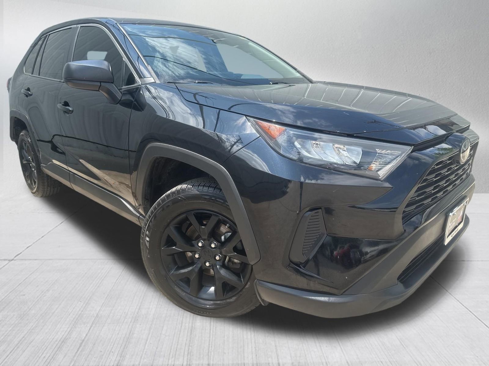 Used 2022 Toyota RAV4 LE FWD image 3