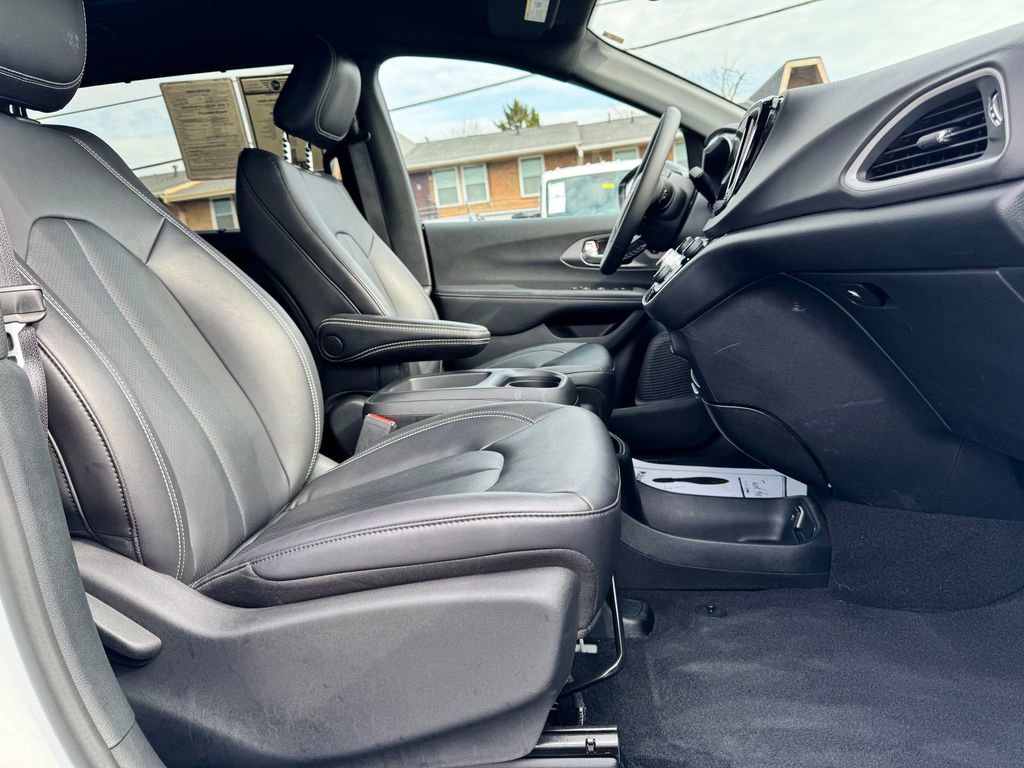 Used 2025 Chrysler Pacifica Select image 10