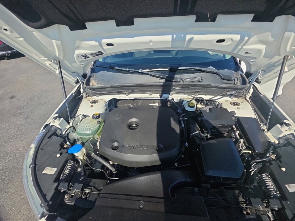 Used 2020 Volvo XC40 T4 Momentum FWD image 14