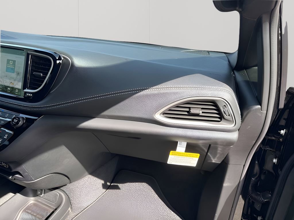 New 2025 Chrysler Pacifica Select AWD/4WD image 15