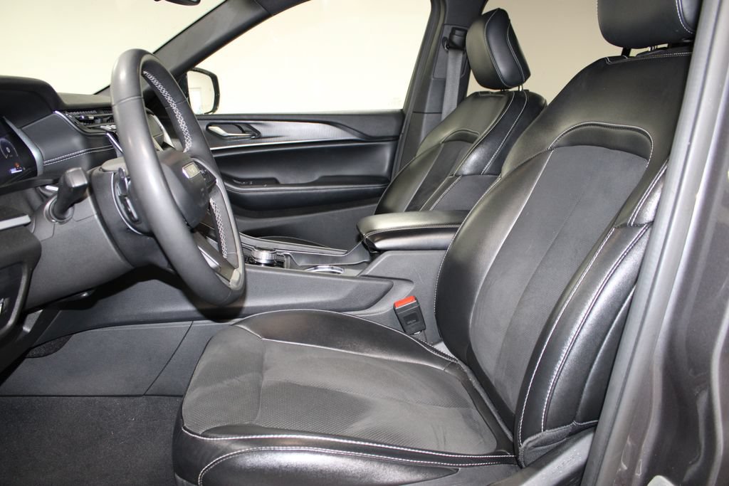 Used 2024 Jeep Grand Cherokee Altitude AWD/4WD image 16