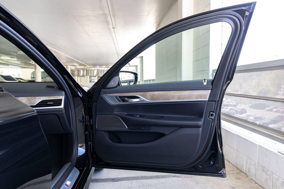 Used 2020 BMW 740i w/ M Sport Package RWD image 27