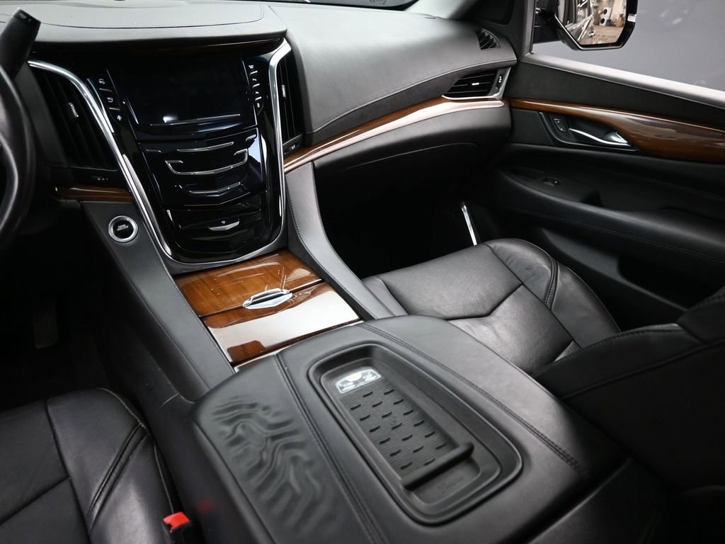 Used 2016 Cadillac Escalade Luxury image 17