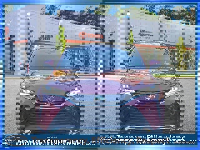 Used 2023 Toyota Venza Limited image 2