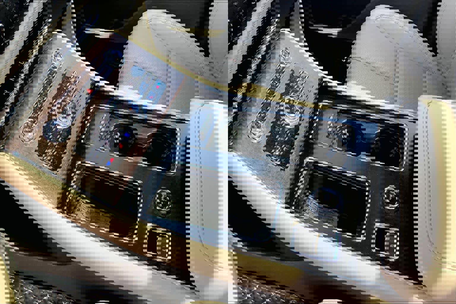 Used 2023 Lincoln Aviator Reserve w/ Equipment Group 201A image 17