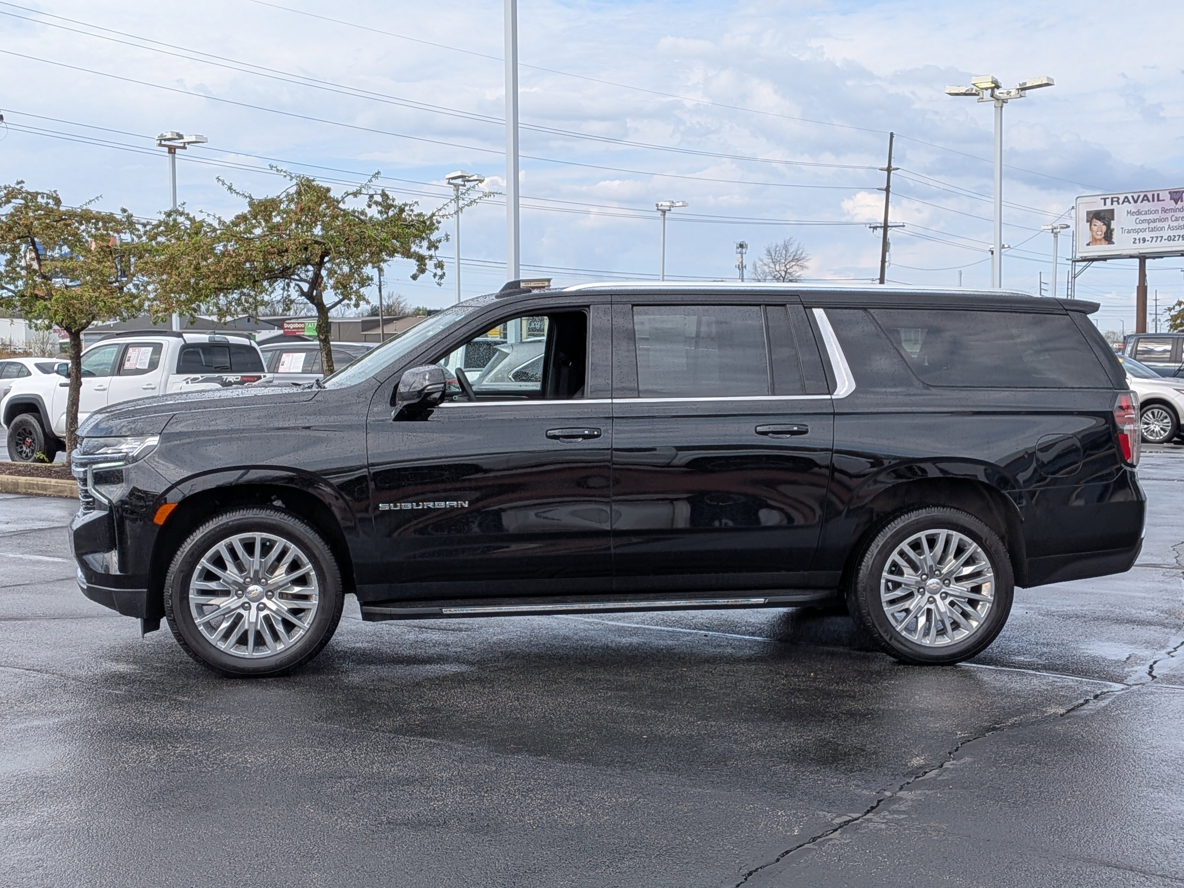 Used 2024 Chevrolet Suburban LT w/ Luxury Package image 4