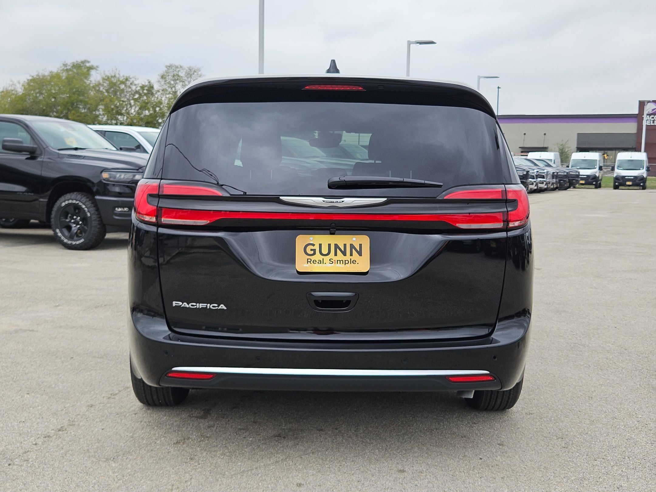 New 2026 Chrysler Pacifica Select image 4