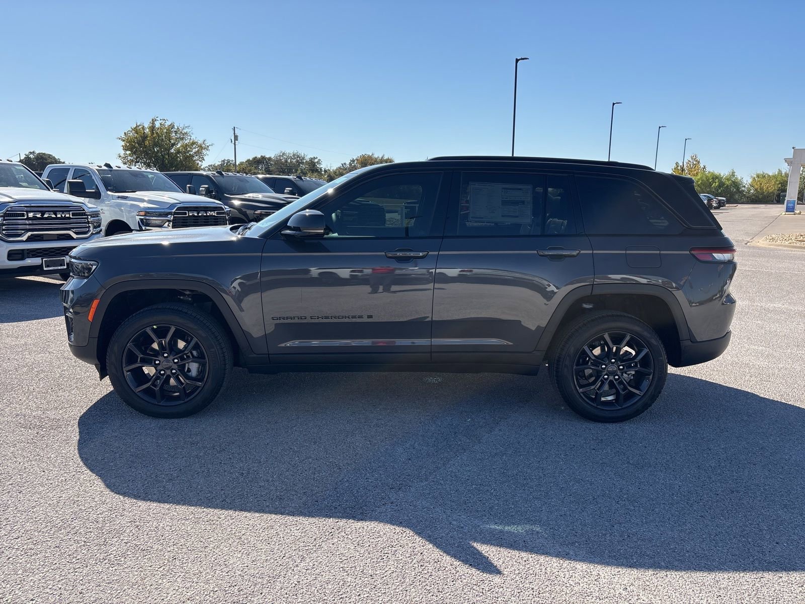 New 2025 Jeep Grand Cherokee Limited w/ Trailer Tow Package AWD/4WD image 2