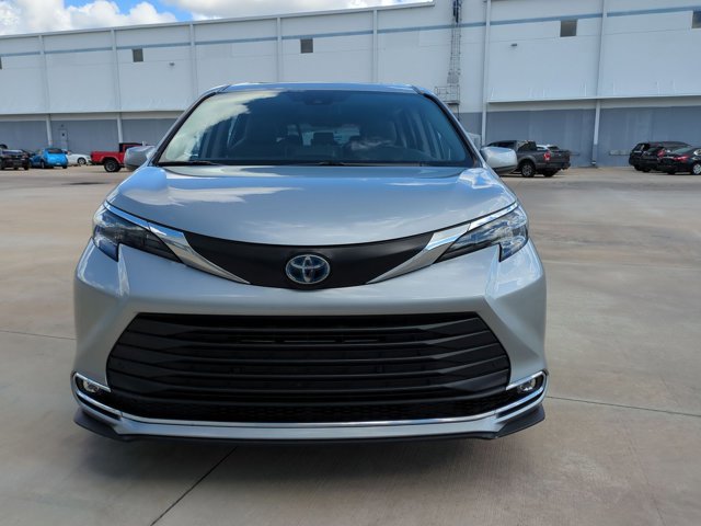 Used 2024 Toyota Sienna XLE FWD image 2